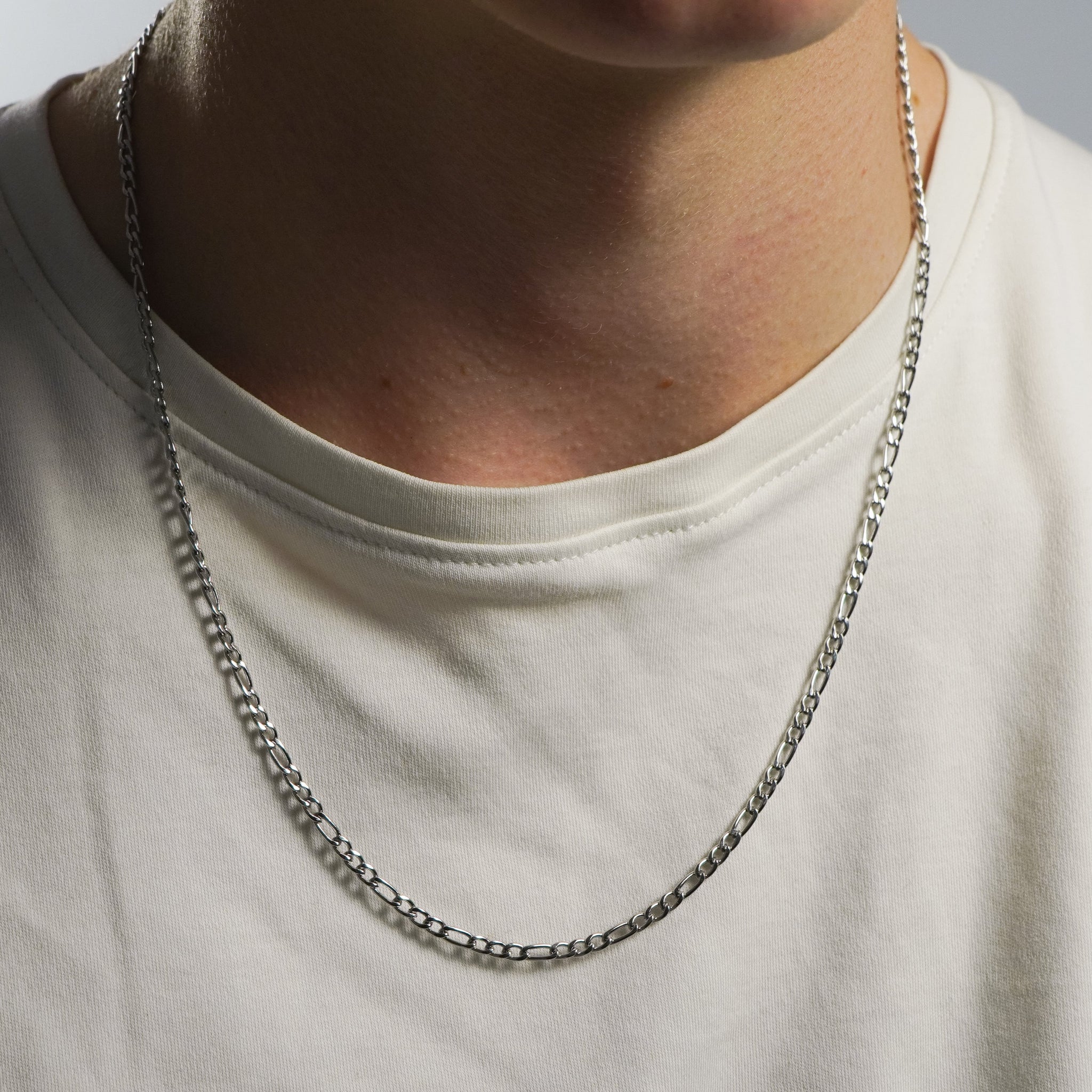 Cadena Plata Figaro en uso - Tropic Jewelry