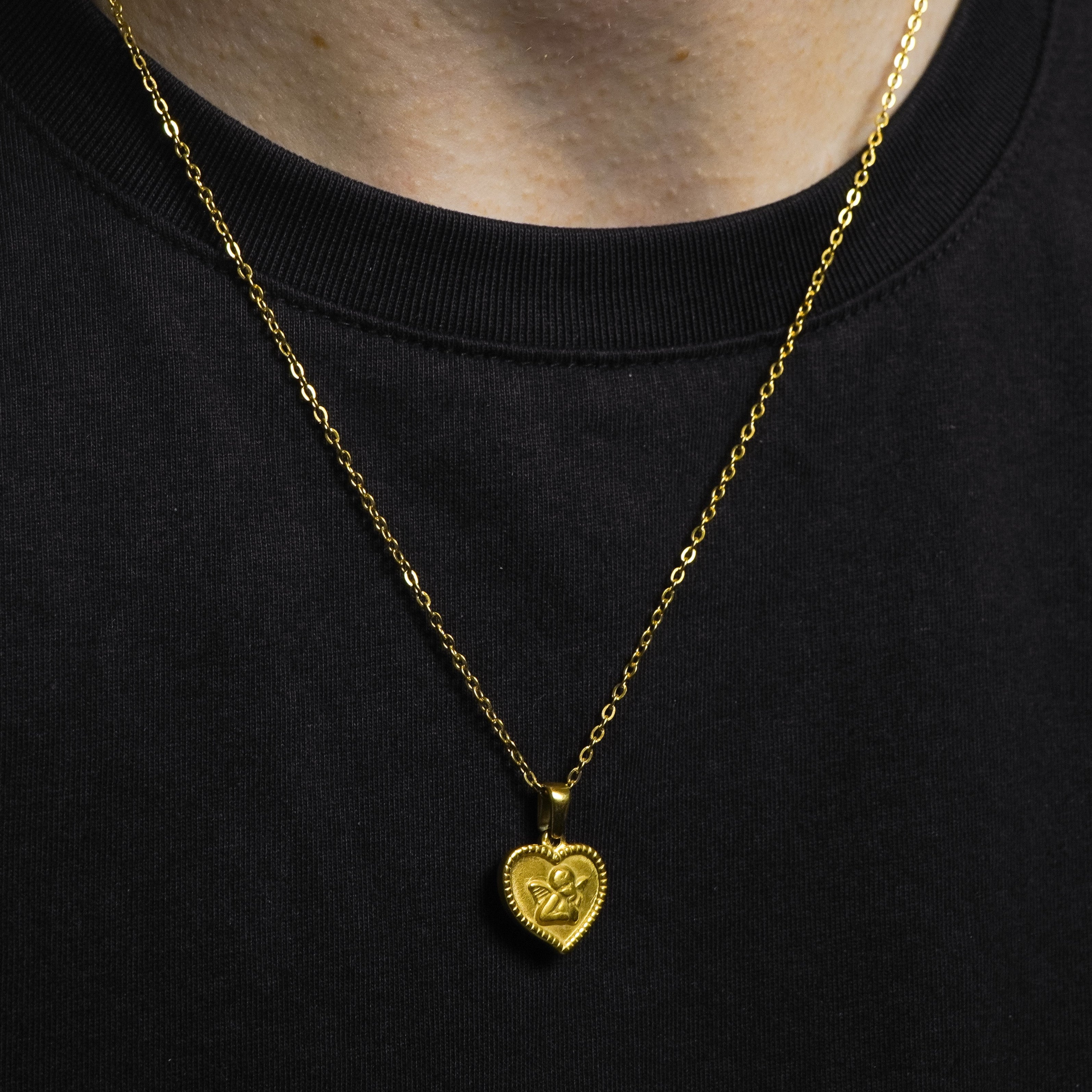 Colgante Oro Kioto en cuello - Tropic Jewelry