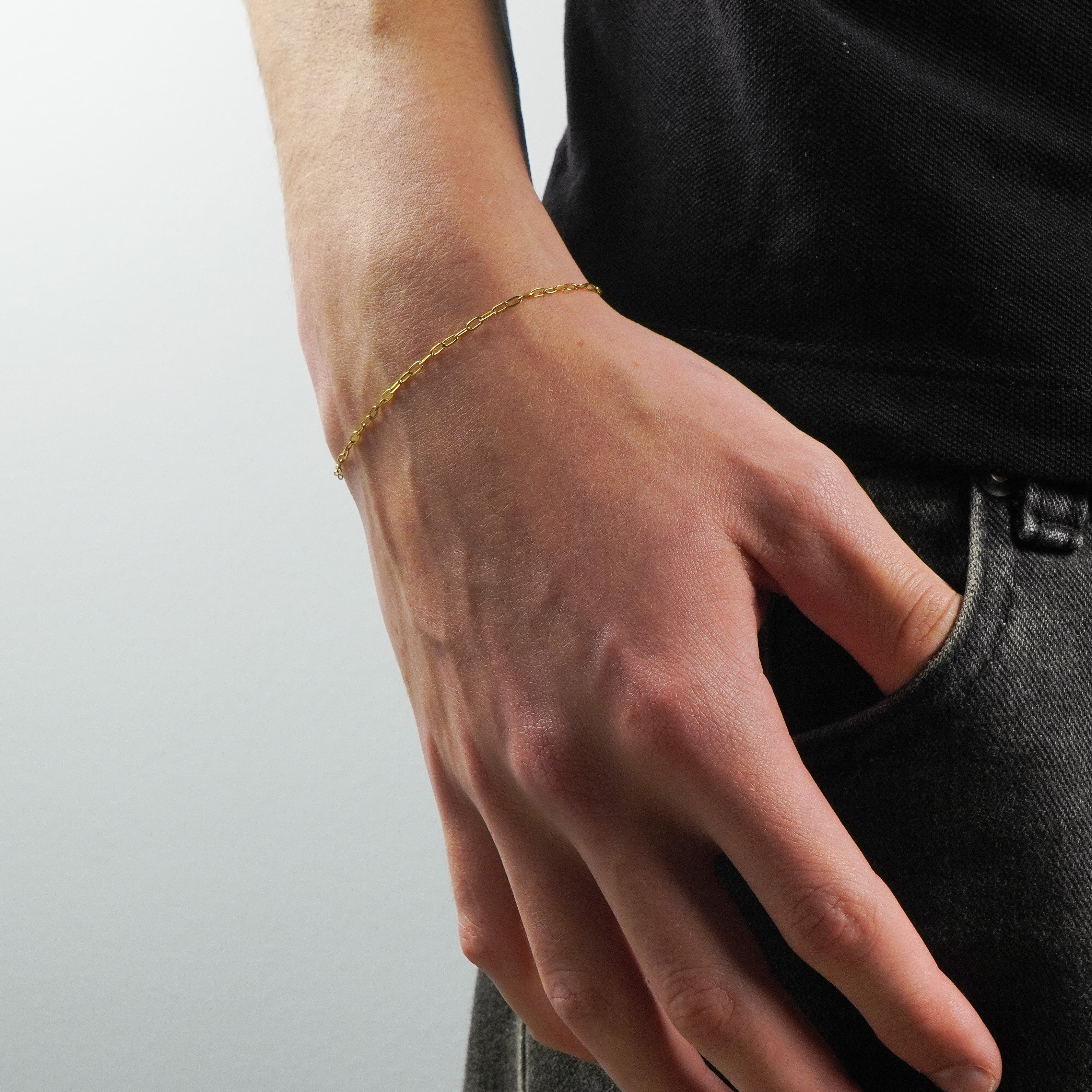 Detalle de la pulsera de oro Paperclip de Tropic Creations