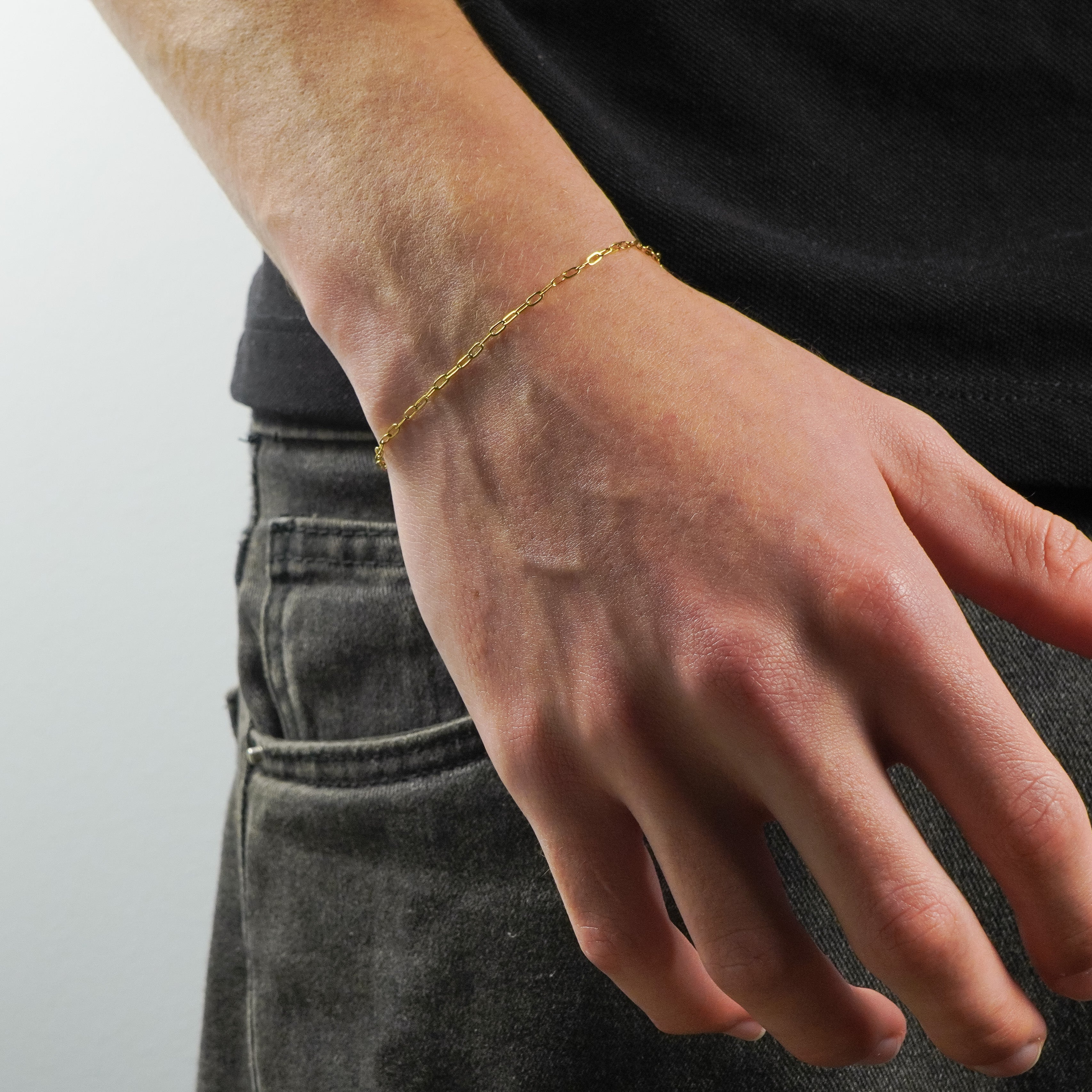 Pulsera de plata Paperclip en muñeca , minimalista y elegante.