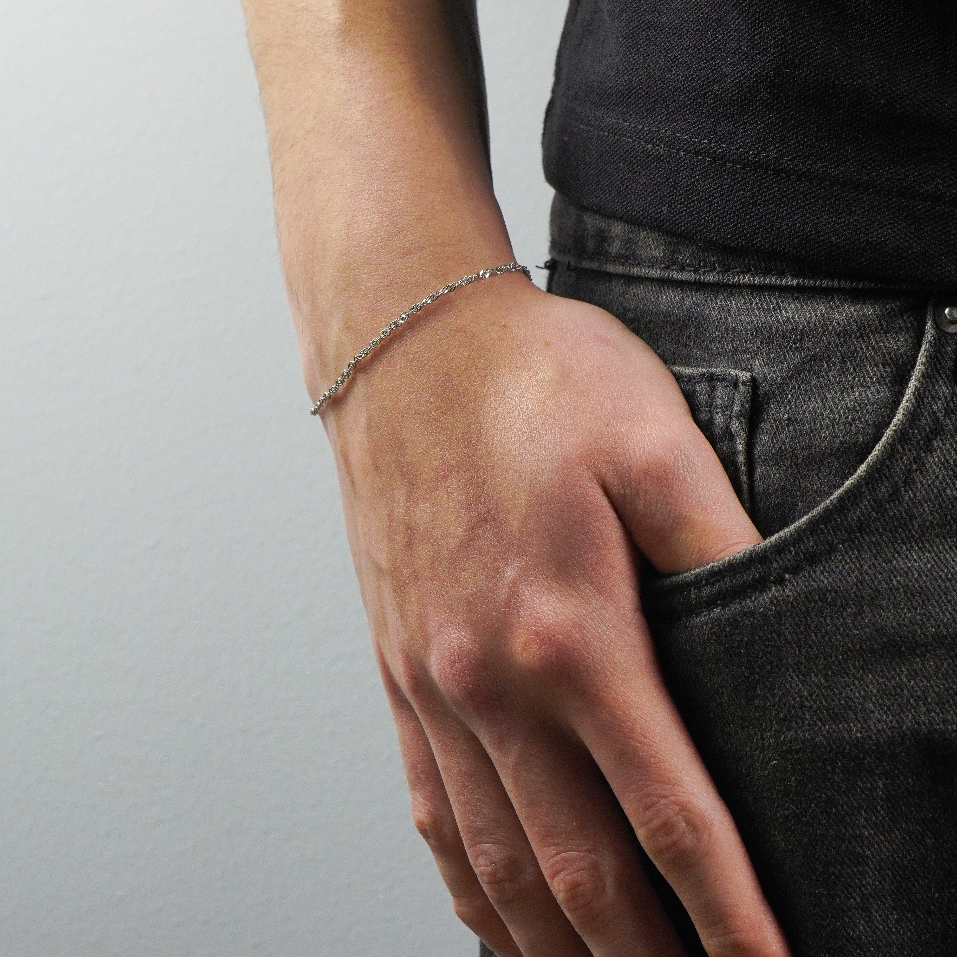 Pulsera Plata Adn en mano  - Tropic Jewelry