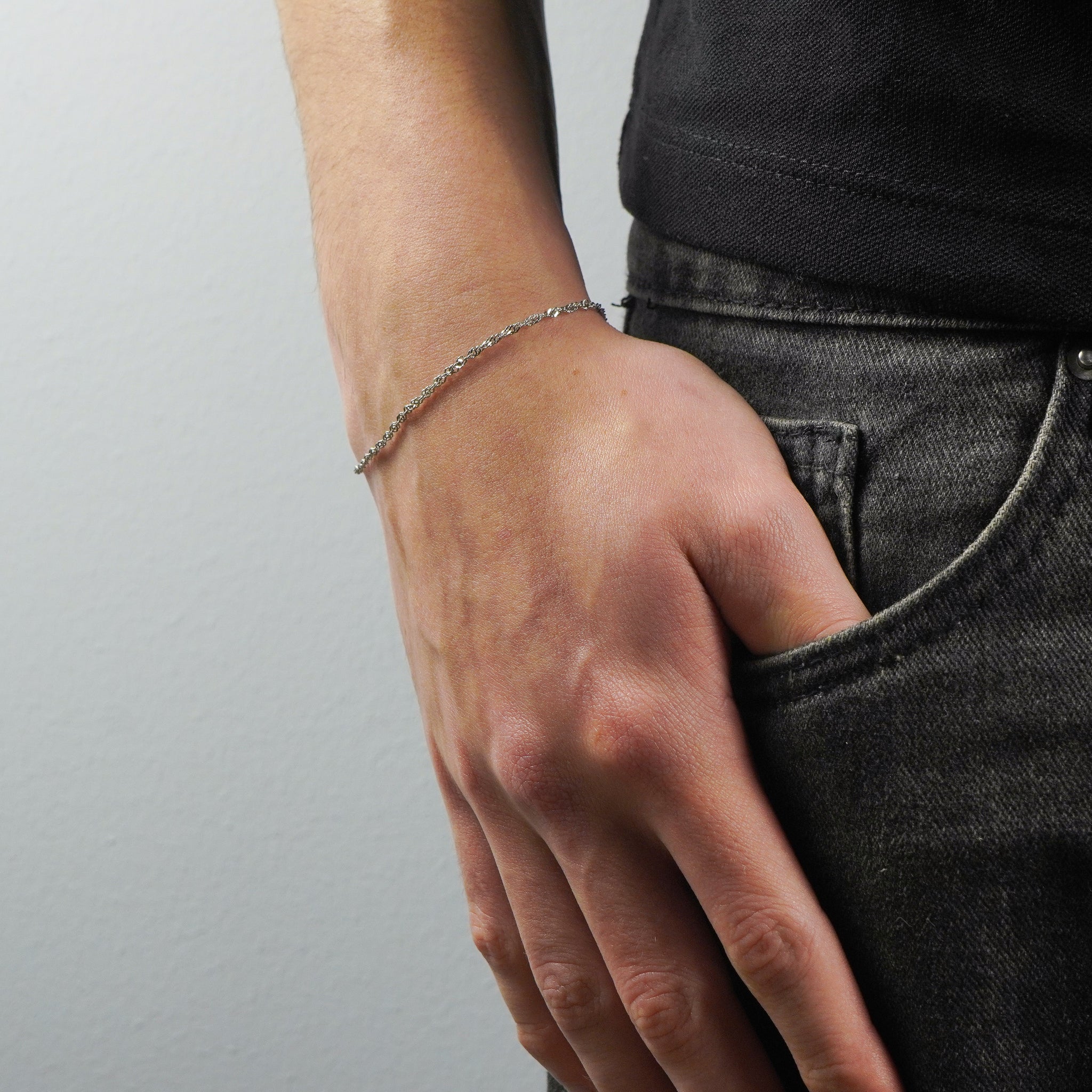 Pulsera Plata Adn en mano  - Tropic Jewelry