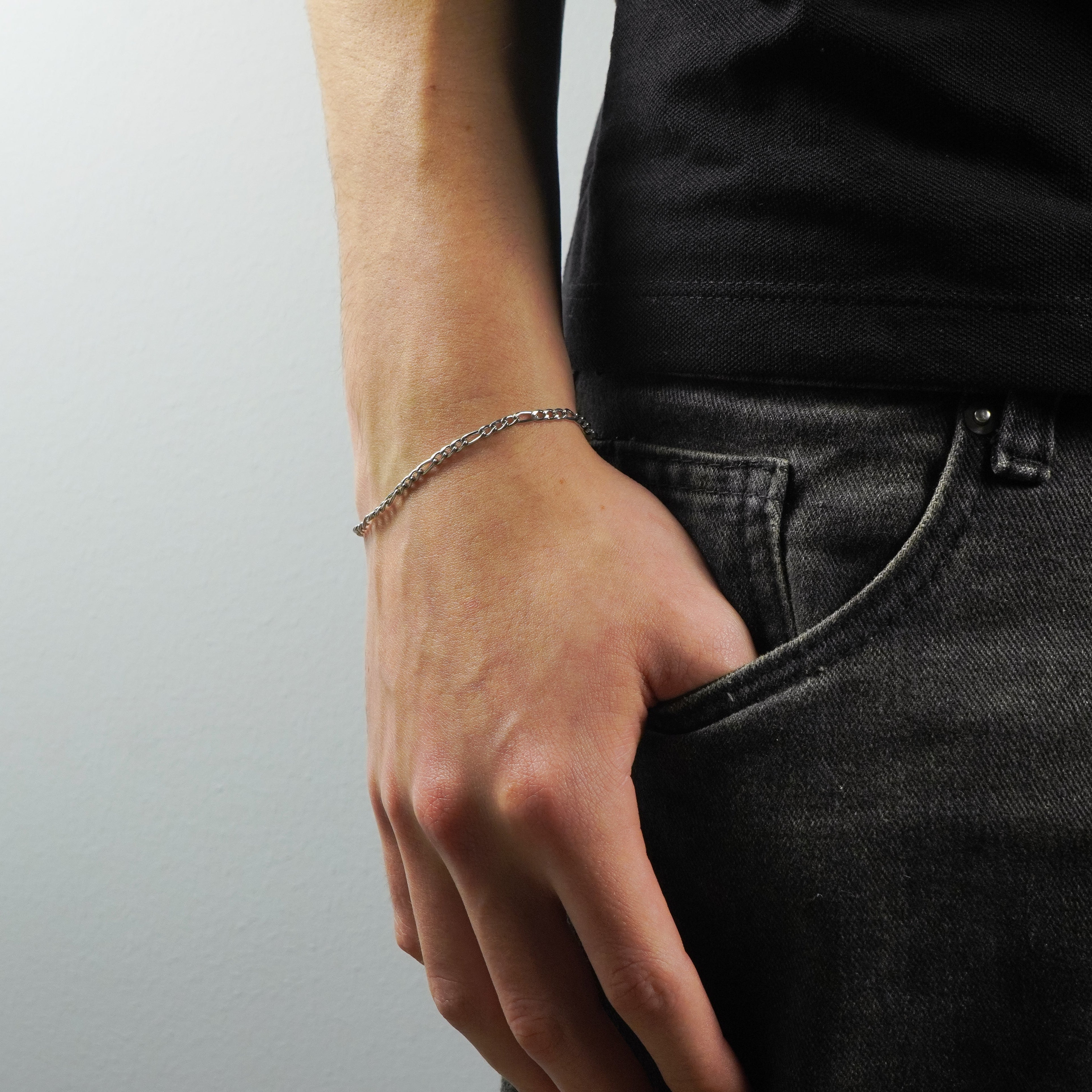 Pulsera Plata Figaro en mano - Tropic Jewelry