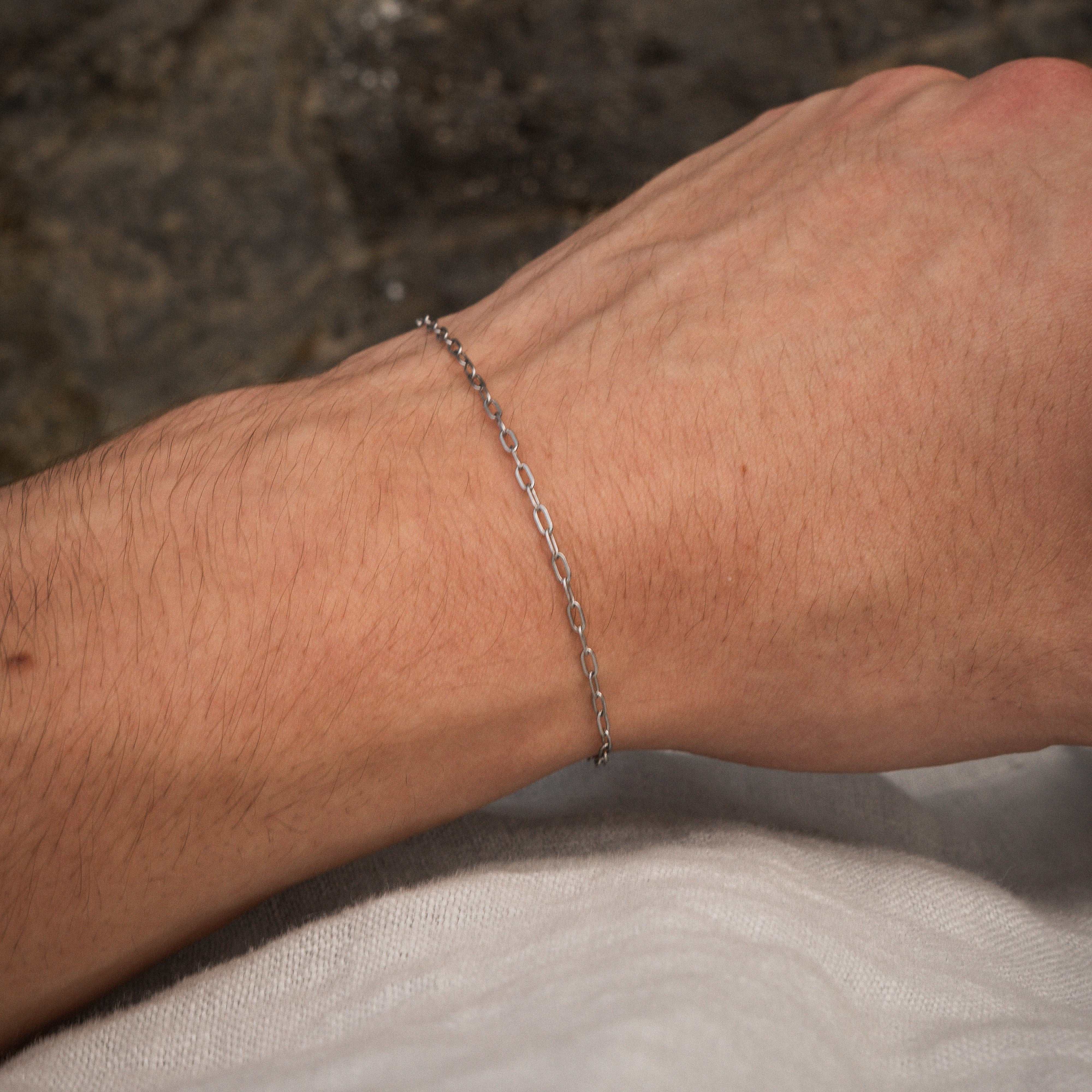 Detalle de la pulsera de plata Paperclip de Tropic Jewelry