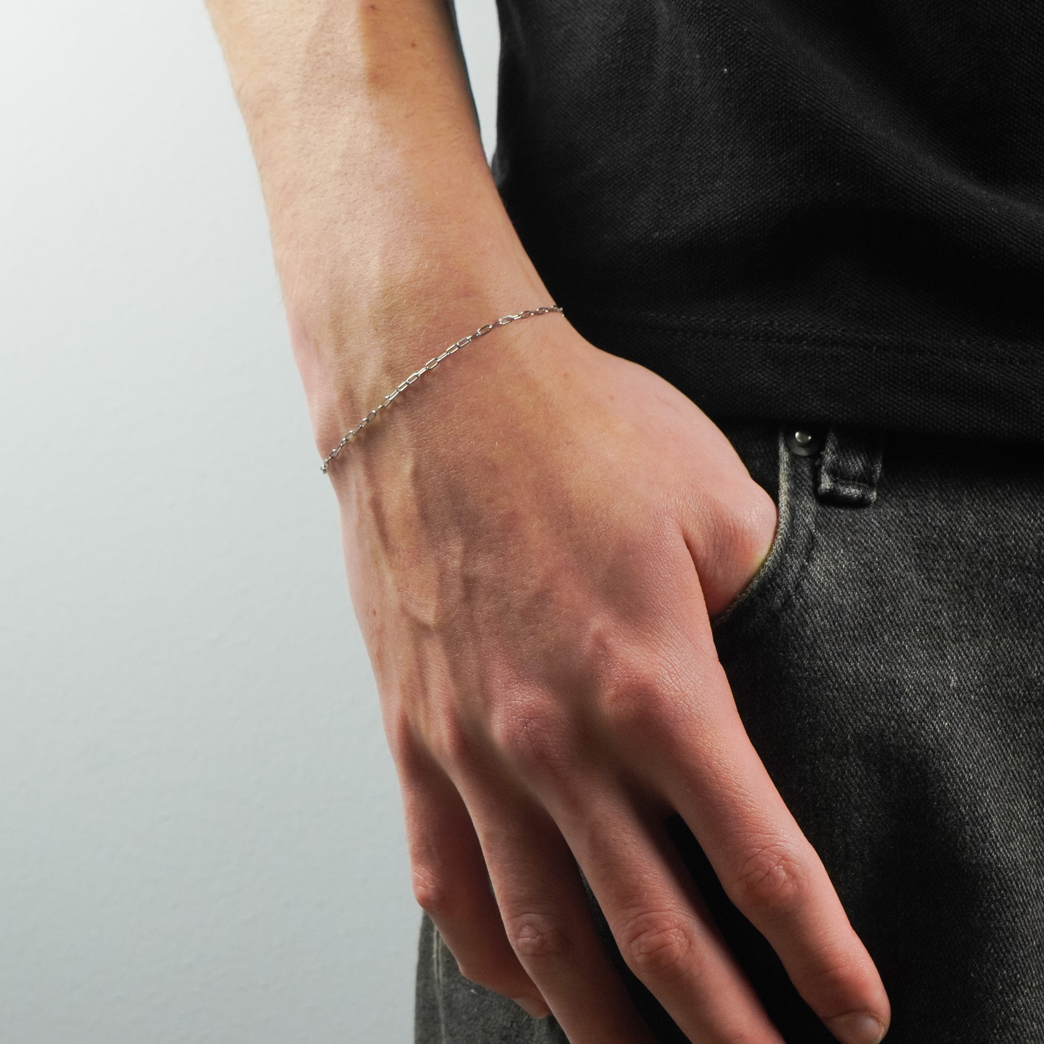 Pulsera de plata Paperclip en la muñeca, estilo minimalista